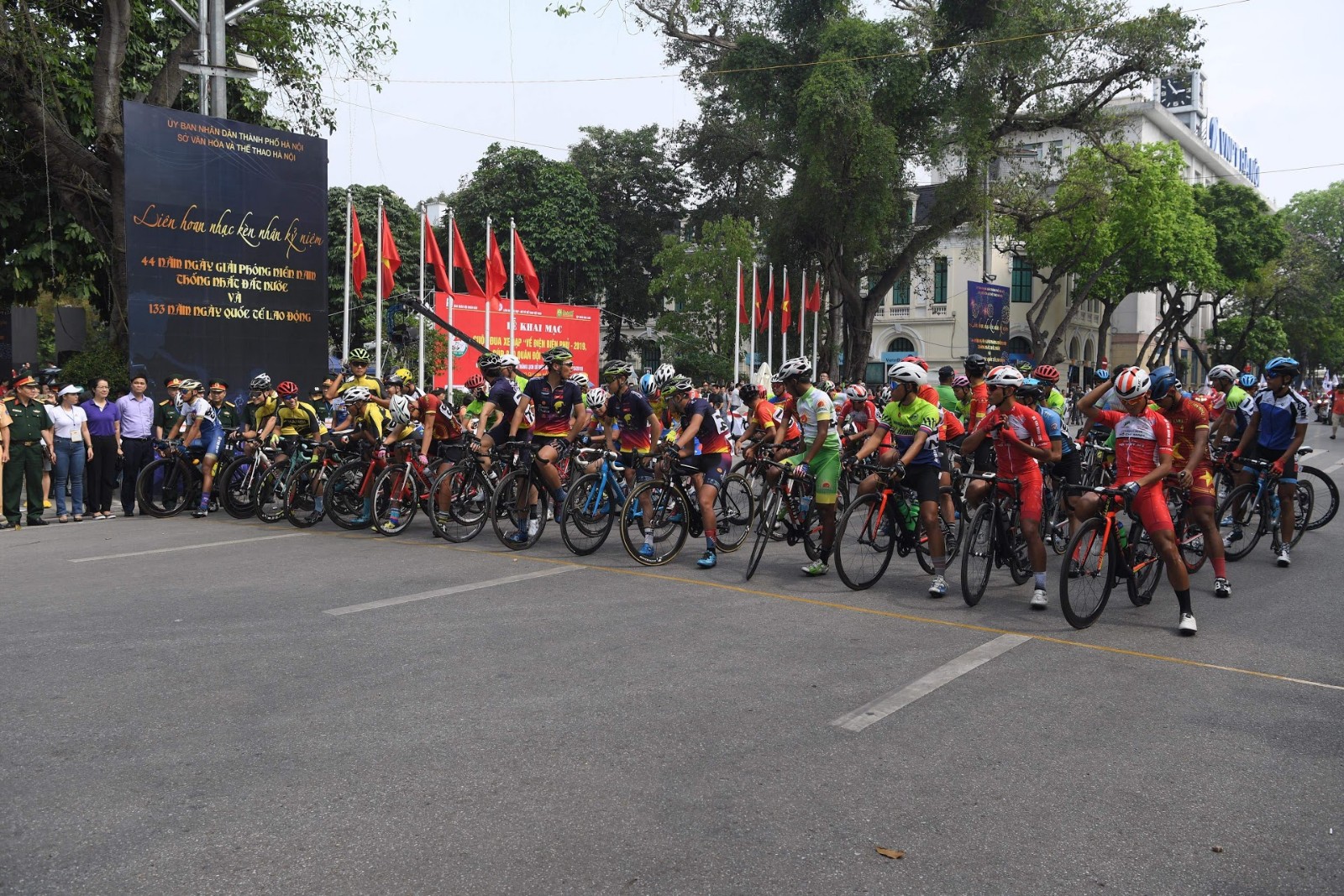 Sôi động cuộc đua xe đạp 'Về Điện Biên Phủ' năm 2019'