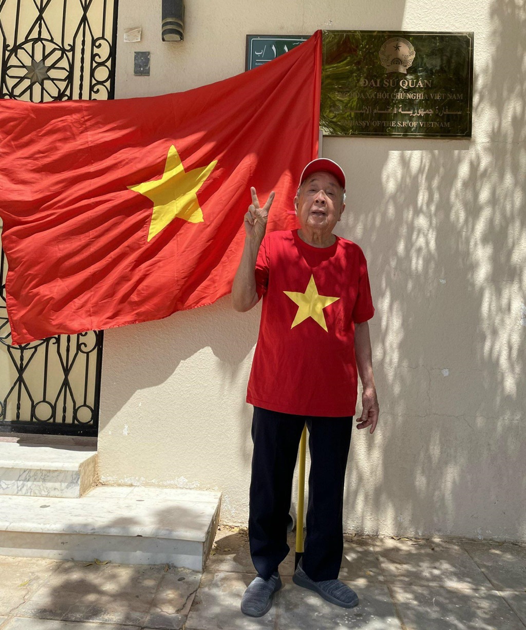 Tuyển Việt Nam và áo đỏ tại Ả Rập Xê Út: Với không khí đầy hứng khởi tại Giải vô địch bóng đá châu Á 2024, Đội tuyển bóng đá nam Việt Nam đã có màn trình diễn ấn tượng trước đối thủ Ả Rập Xê-út. Trận đấu kịch tính và cảm xúc đã giúp Đội tuyển Việt Nam thắng lợi vang dội với tỷ số 2-