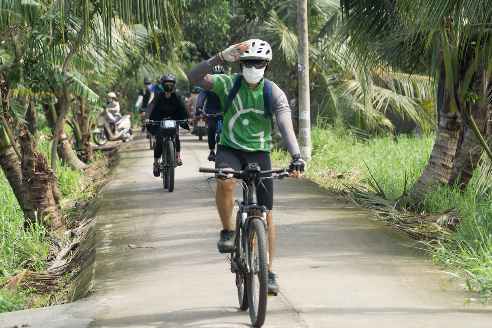 Đạp xe khám phá một Sài Gòn rất xanh và yên bình