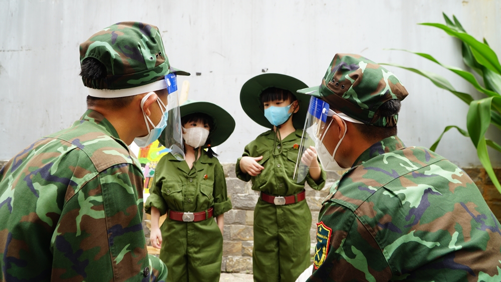 Tranh tặng chú bộ đội không chỉ là món quà vật chất, đó còn là tình cảm chân thành và bao la từ người trẻ thế hệ mới. Bức tranh tặng chú bộ đội của em đã toả sáng hy vọng, sự tin tưởng đến người lính những ngày đêm gác trên biên giới đất nước. Hãy đến và trải nghiệm những khoảnh khắc cảm động mà bức tranh mang lại.