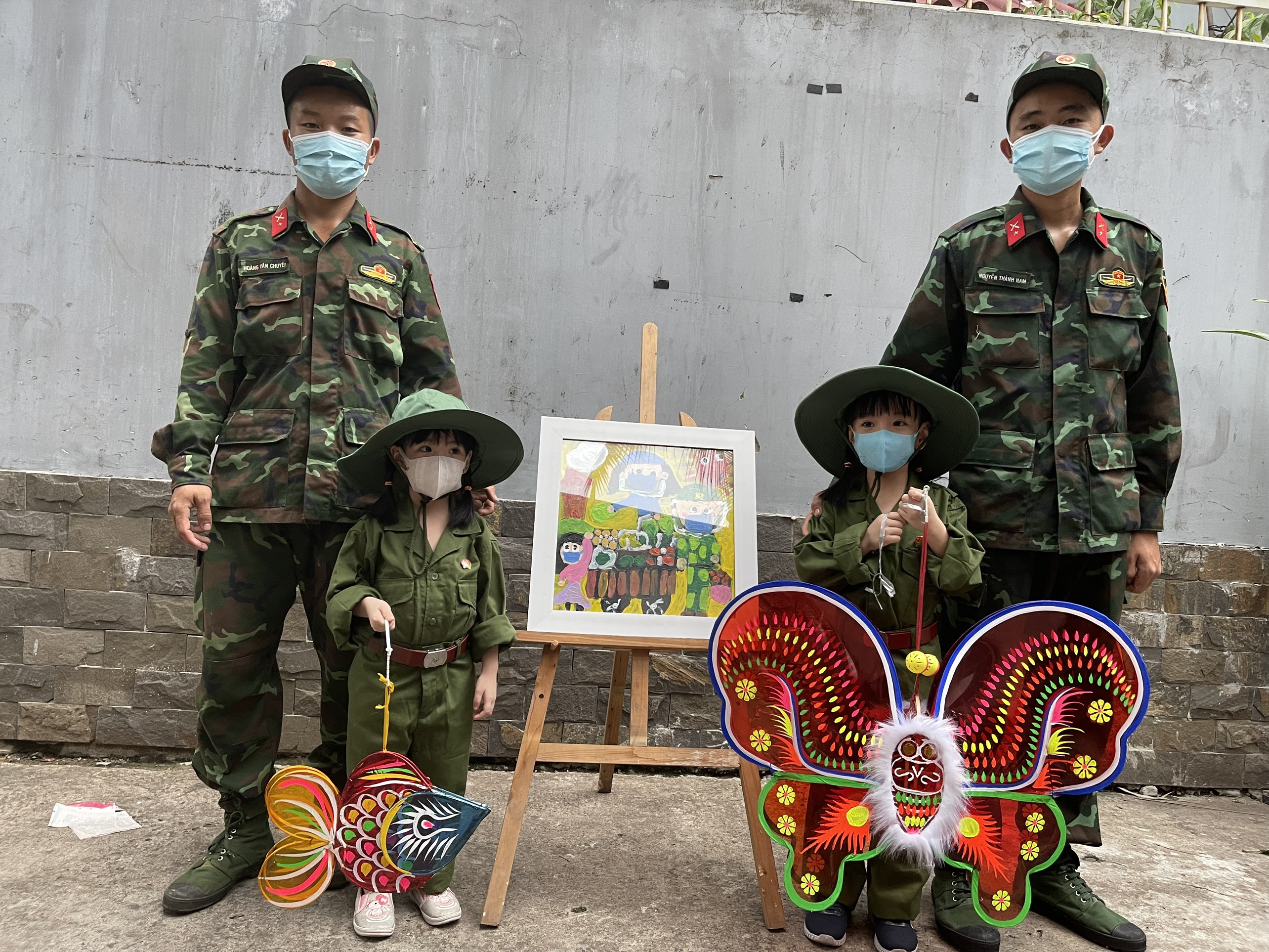 Em bé Sài Gòn vẽ tranh tặng chú bộ đội phát rau trong hẻm nhỏ