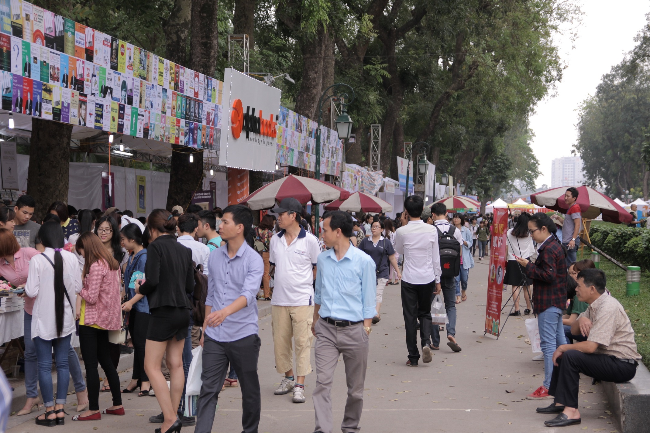 gioi-tre-hao-huc-voi-hoi-sach-Ha-Noi