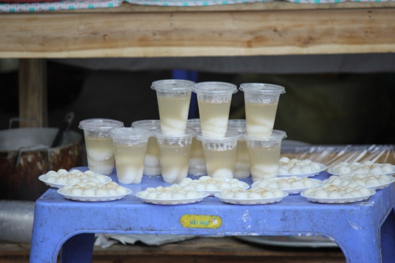 nguoi-ha-noi-xep-hang-mua-banh-troi-banh-chay-tet-han-thuc