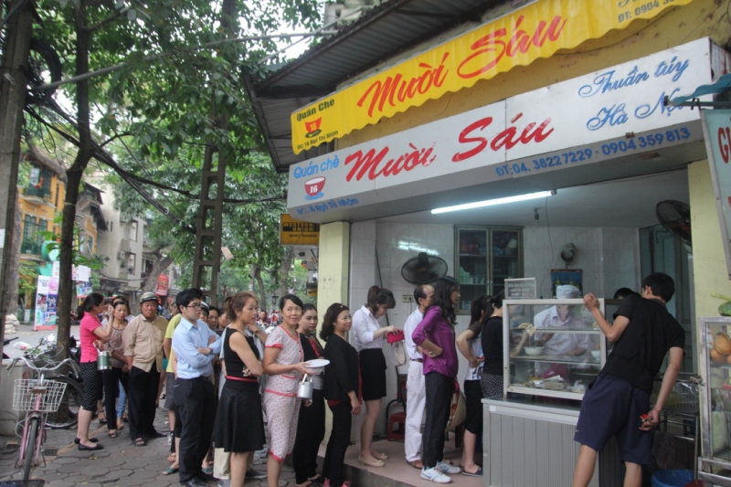 nguoi-ha-noi-xep-hang-mua-banh-troi-banh-chay-tet-han-thuc