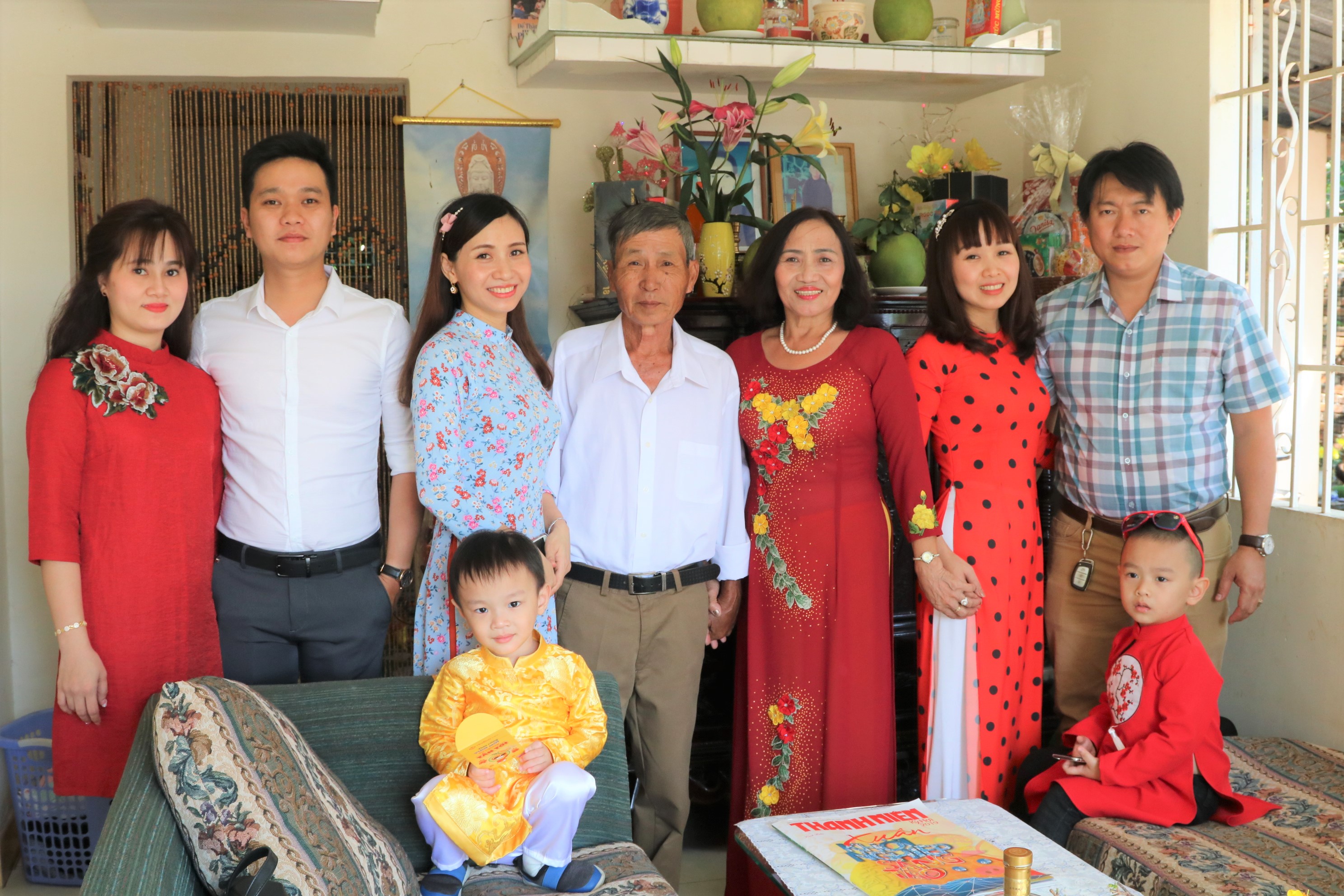 Mồng một Tết: Mừng một Tết đầy niềm vui và hạnh phúc! Hãy xem bộ sưu tập ảnh đặc biệt về mồng một Tết để cảm nhận sự háo hức và mong chờ của người dân Việt Nam với ngày đầu tiên của năm mới!
