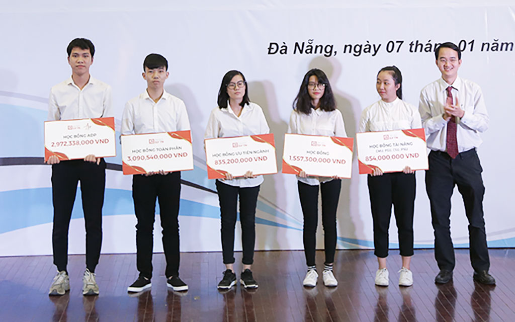 ĐH Duy Tân thường xuyên trao nhiều học bổng có giá trị lớn cho các thí sinh đạt điểm cao vào trường