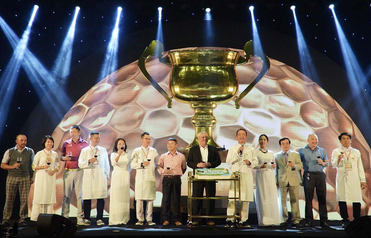 Đại diện BTC nâng ly chúc mừng sinh nhật lần thứ 10 của Hội golf thành phố Hà Nội tại Lễ trao giải