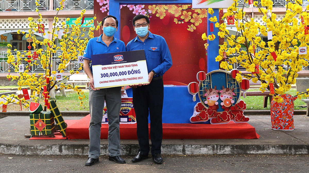 Ông Nguyễn Tiến Vinh - Giám Đốc Sản Xuất Sơn TOA Việt Nam, đại diện trao bảng tài trợ