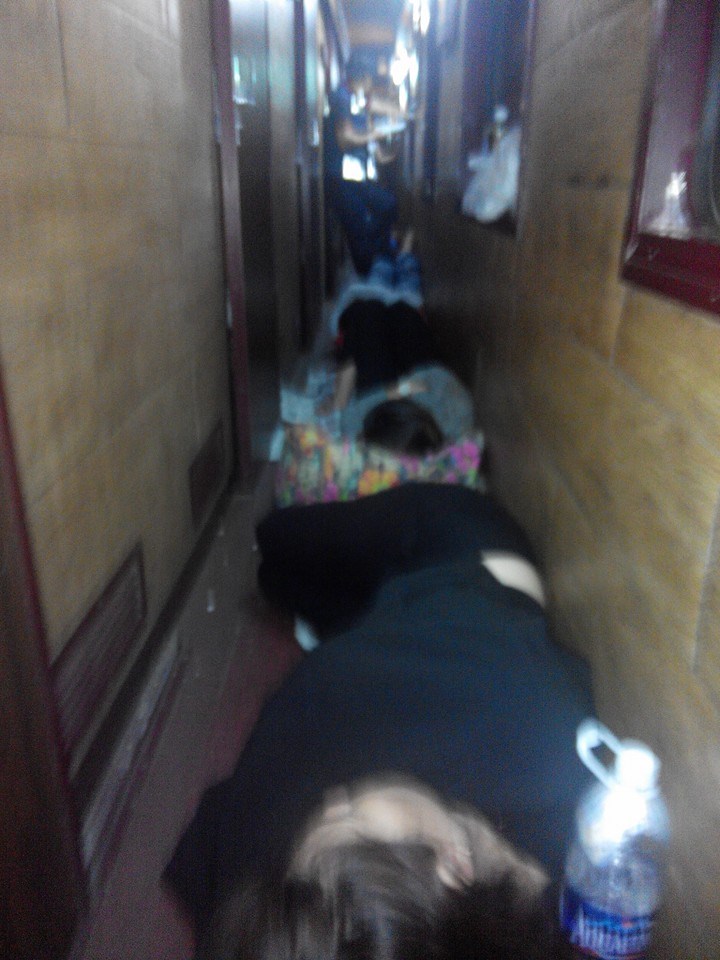 Hành khách nằm, ngồi khổ sở trên sàn tàu hỏa về quê  - ảnh 1