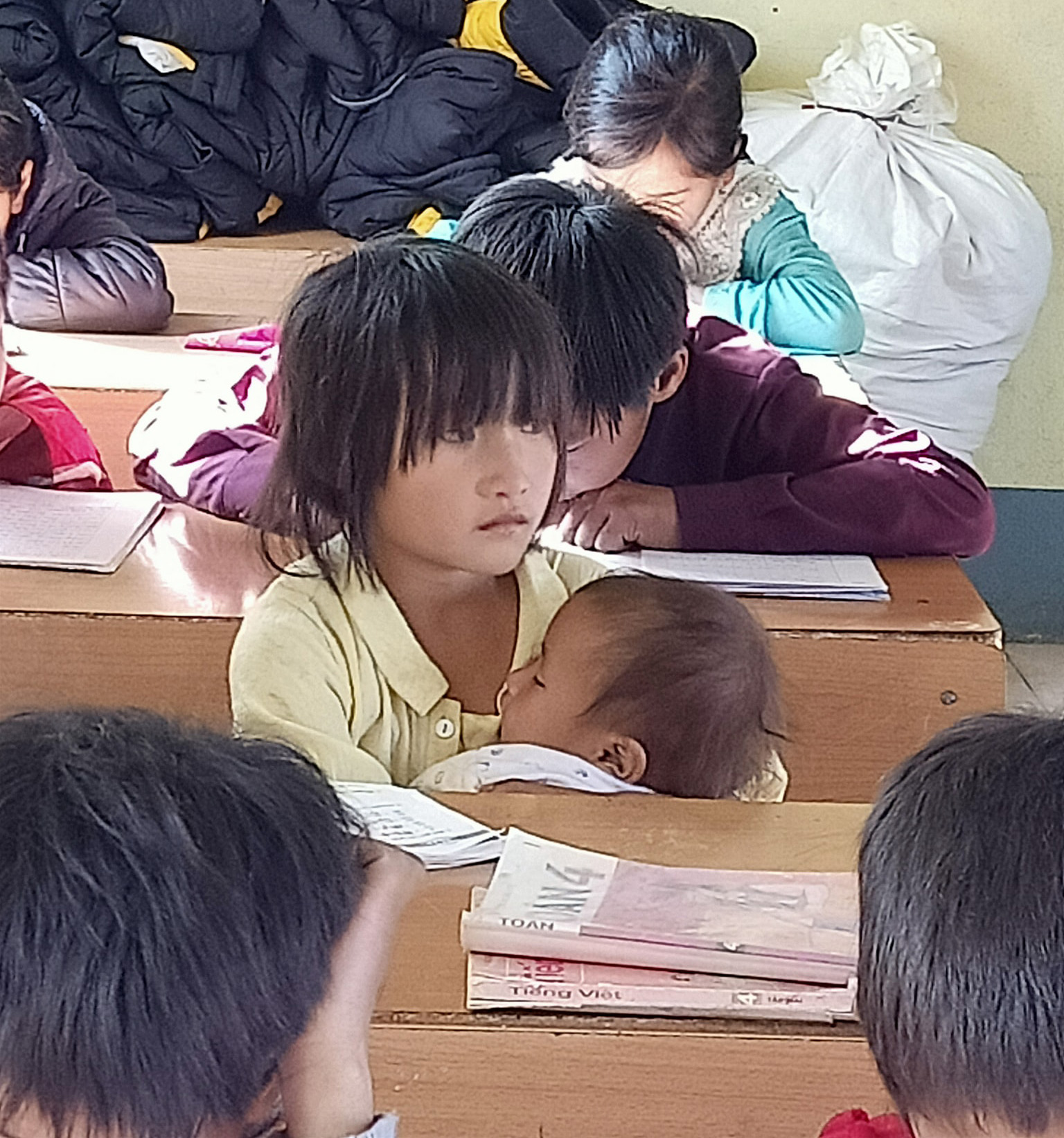 Xót xa hình ảnh chị học lớp 4 phải địu em 1 tuổi đến trường Xót Xa Hình Ảnh Chị Học Lớp 4 Phải Địu Em 1 Tuổi Đến Trường