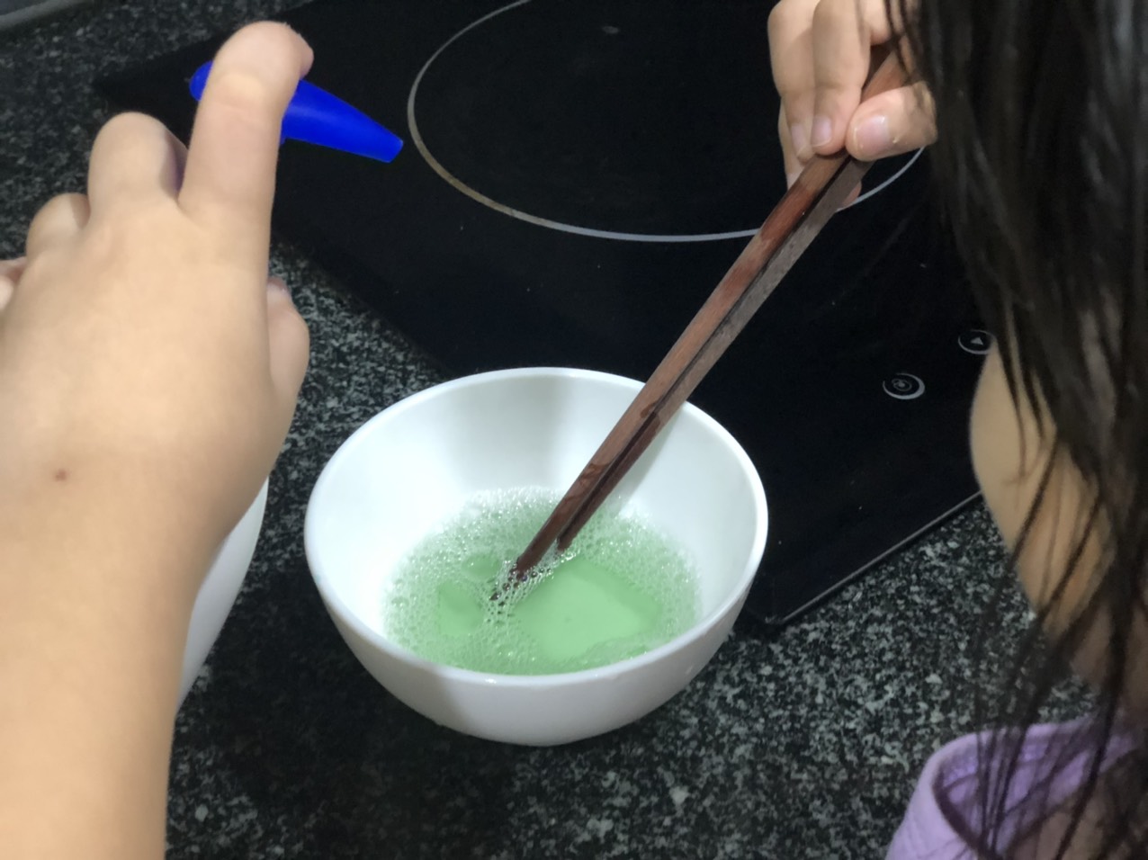 Cách thực hiện slime bởi hỗn hợp rơ mồm siêu mềm mềm, đàn hồi như cao su