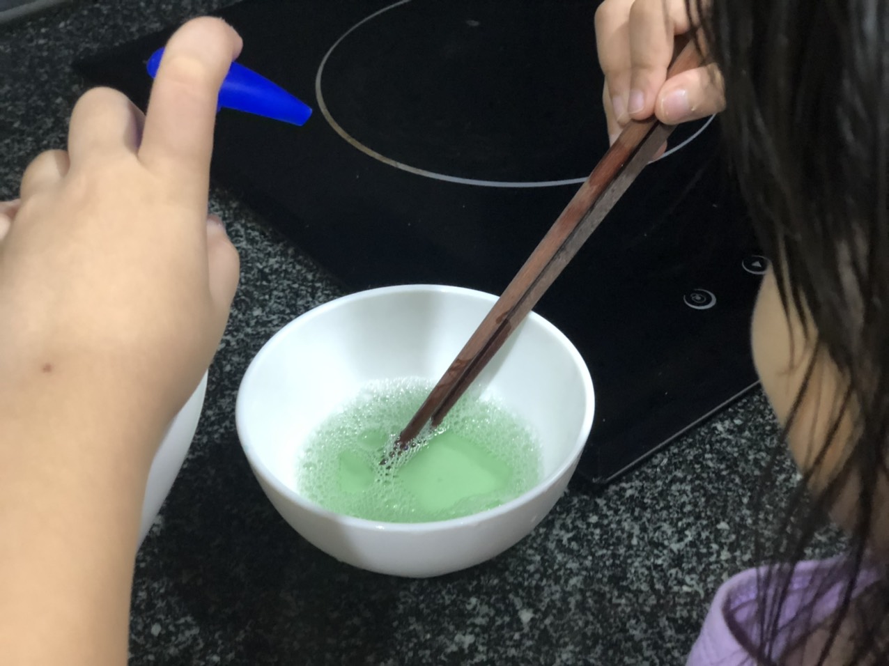 Trẻ Có Nguy Cơ Ngộ Độc, Tử Vong Khi Tự Chế Và Sử Dụng Slime Trôi Nổi