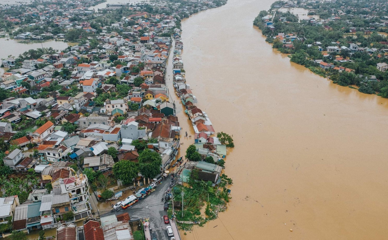 TP.Huế bị ngập trên diện rộng, cảnh báo lũ còn lên trong đêm nay