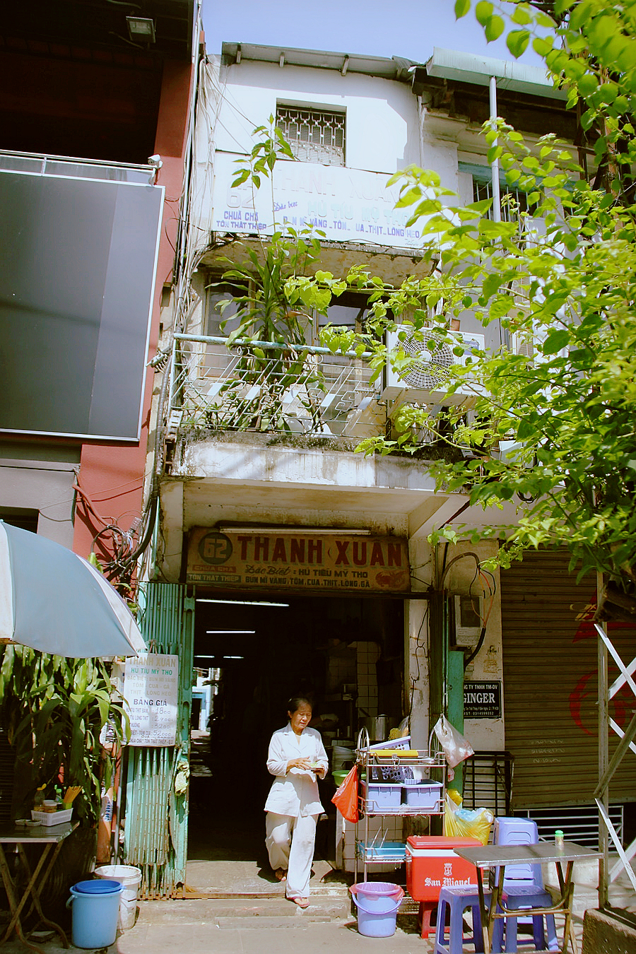 Hủ tiếu Sài Gòn: Không thể bỏ qua món hủ tiếu truyền thống đặc trưng của thành phố Sài Gòn. Nơi đây với hương vị tuyệt vời, hấp dẫn đã trở thành địa điểm thu hút du khách và người dân địa phương. Hãy đến thưởng thức món ăn đặc biệt này tại nhà hàng uy tín và đảm bảo vệ sinh.