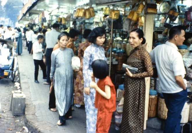 Áo dài: Áo dài là một biểu tượng đặc trưng của phụ nữ Việt Nam, không chỉ ở Sài Gòn mà còn trên toàn quốc. Trong các bức ảnh, bạn sẽ được chiêm ngưỡng những chiếc áo dài tuyệt đẹp được chọn lọc và trưng bày bởi những người phụ nữ thanh lịch. Hãy để mình trôi vào cảm giác thanh thản và tâm hồn thư thái khi ngắm nhìn những bức ảnh về áo dài.
