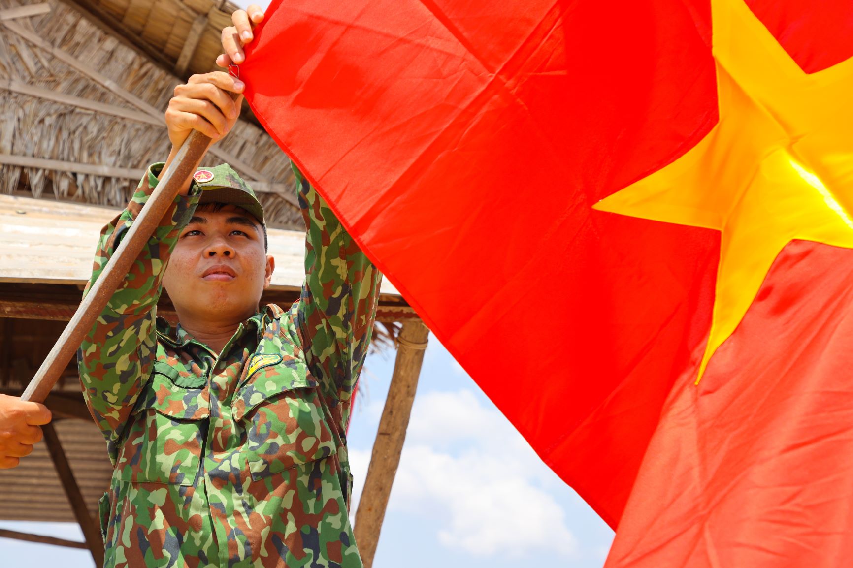 Biên cương: Biên cương Việt Nam hiện đang là một trong những biên giới quốc gia an ninh nhất và ổn định nhất trên thế giới. Quân đội, cảnh sát, nhân dân trên khắp biên giới đều đang hợp sức bảo vệ đất nước không ngừng. Chào đón bạn đến xem hình ảnh về những chiến sĩ trên biên giới Việt Nam.
