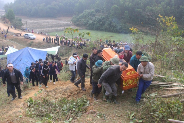 Tai nạn thảm khốc 9 người chết: Đại tang ở xóm núi nghèo 16