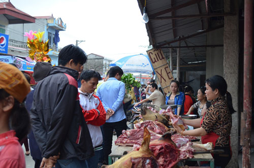 Nửa triệu người kéo về chợ Viềng cầu may 9