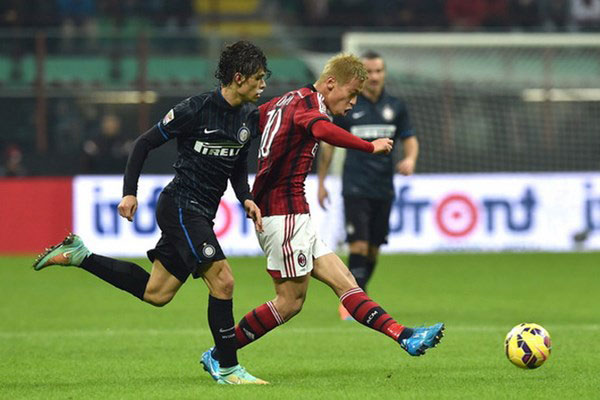 Trận derby thành Milan nóng vì… các chân dài