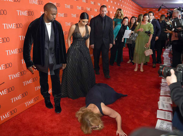 Kim Kardashian la toáng khi bị phóng viên đạp lên váy trên thảm đỏ 6