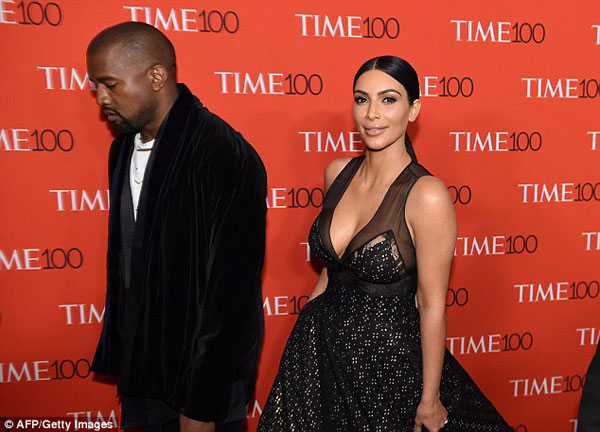 Kim Kardashian la toáng khi bị phóng viên đạp lên váy trên thảm đỏ
