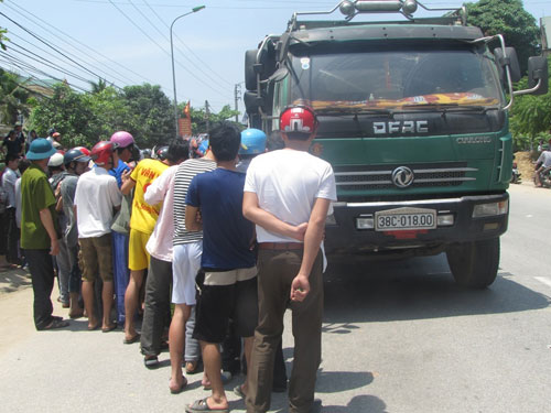 Bắt giam tài xế xe tải cán chết cô giáo tiểu học