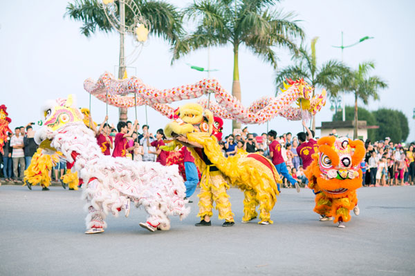 Á hậu Phạm Hương làm nóng Carnaval đường phố Quảng Bình 8