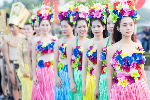 Á hậu Phạm Hương làm nóng Carnaval đường phố Quảng Bình 9