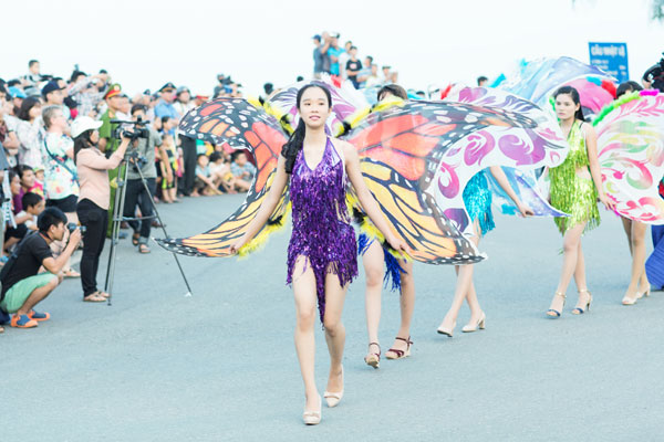 Á hậu Phạm Hương làm nóng Carnaval đường phố Quảng Bình 10