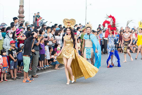 Á hậu Phạm Hương làm nóng Carnaval đường phố Quảng Bình 11