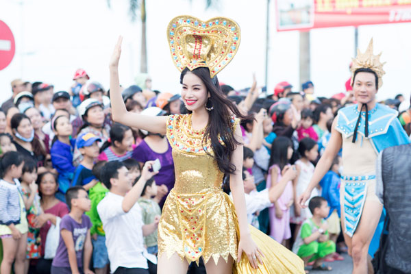 Á hậu Phạm Hương làm nóng Carnaval đường phố Quảng Bình 16