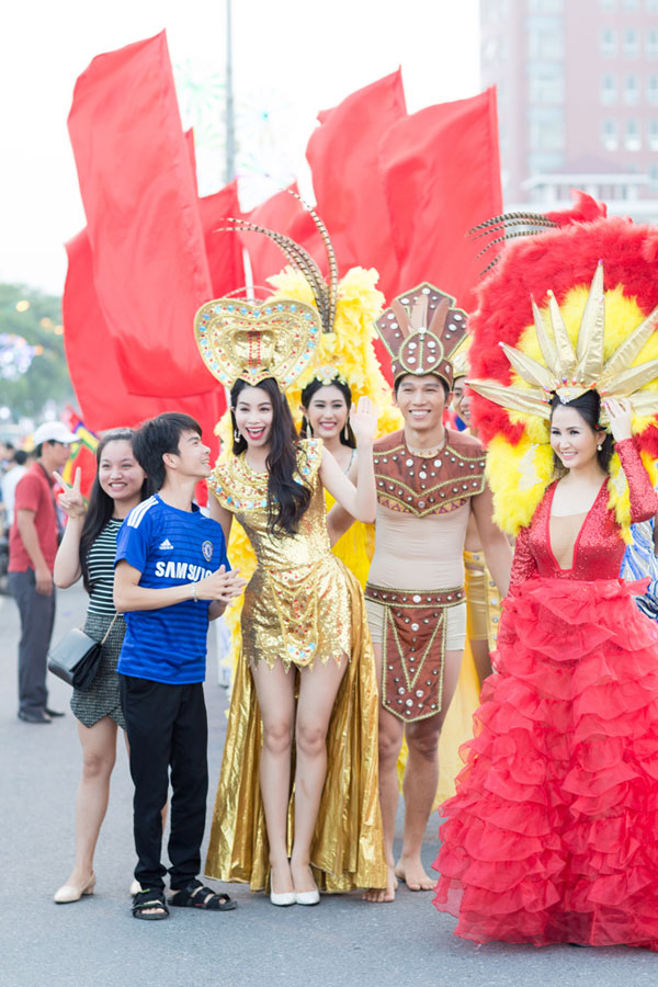 Á hậu Phạm Hương làm nóng Carnaval đường phố Quảng Bình 17