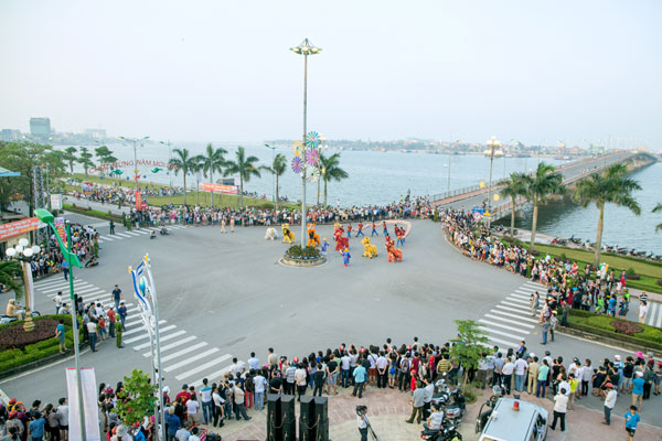 Á hậu Phạm Hương làm nóng Carnaval đường phố Quảng Bình 18