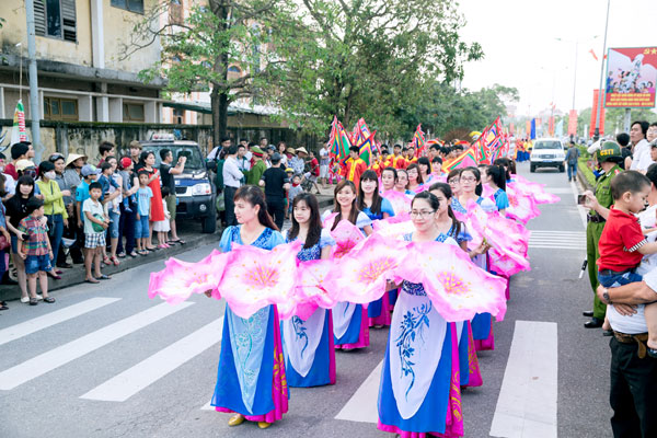 Á hậu Phạm Hương làm nóng Carnaval đường phố Quảng Bình 19
