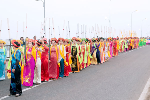 Á hậu Phạm Hương làm nóng Carnaval đường phố Quảng Bình 20