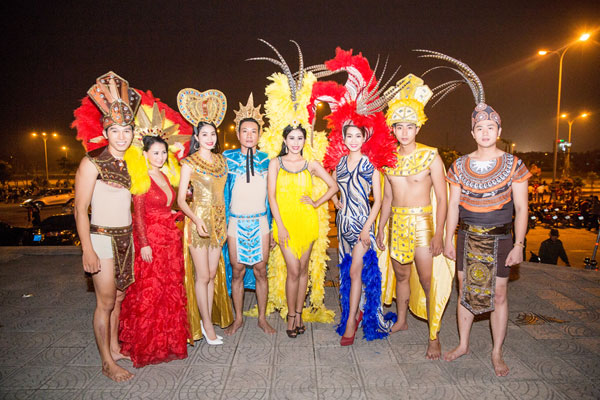 Á hậu Phạm Hương làm nóng Carnaval đường phố Quảng Bình 21