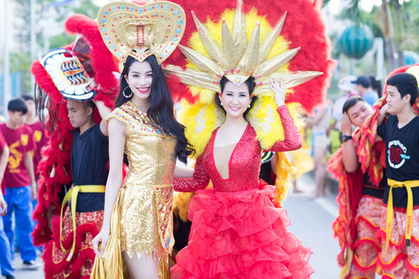 Á hậu Phạm Hương làm nóng Carnaval đường phố Quảng Bình 12