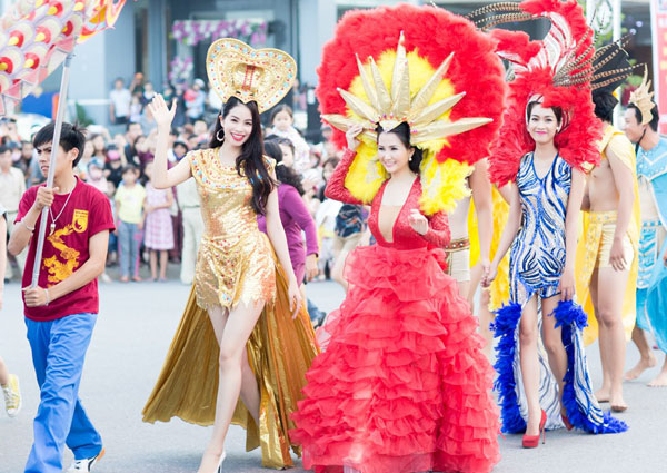 Á hậu Phạm Hương làm nóng Carnaval đường phố Quảng Bình 14
