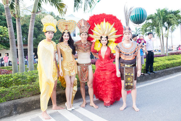 Á hậu Phạm Hương làm nóng Carnaval đường phố Quảng Bình 15