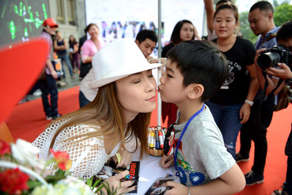 Mỹ Tâm ‘ngất ngây’ trước nụ hôn của fan nhí Heartbeat tại Hà Nội 1