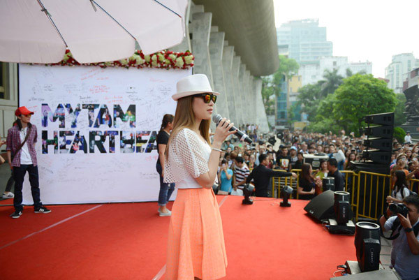 Mỹ Tâm ‘ngất ngây’ trước nụ hôn của fan nhí Heartbeat tại Hà Nội 7