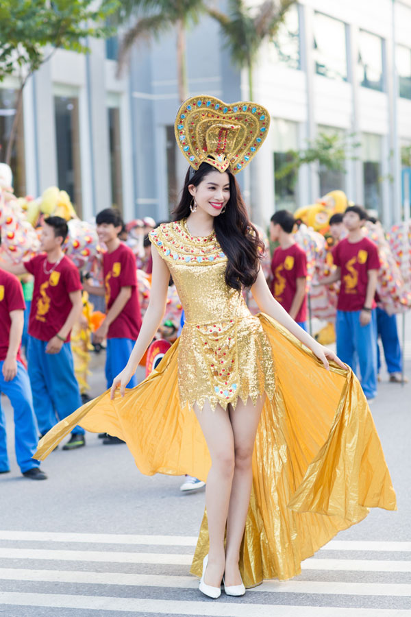 Á hậu Phạm Hương làm nóng Carnaval đường phố Quảng Bình 1