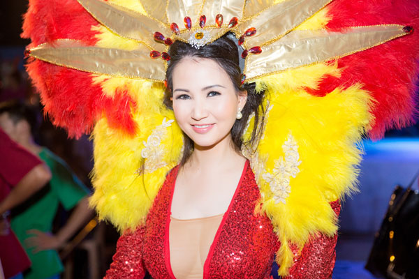 Á hậu Phạm Hương làm nóng Carnaval đường phố Quảng Bình 2