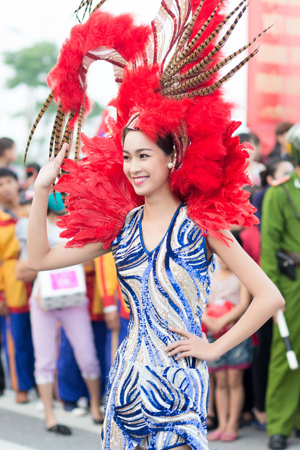 Á hậu Phạm Hương làm nóng Carnaval đường phố Quảng Bình 5