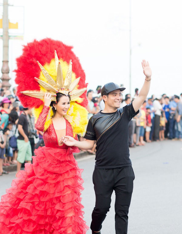 Á hậu Phạm Hương làm nóng Carnaval đường phố Quảng Bình 6