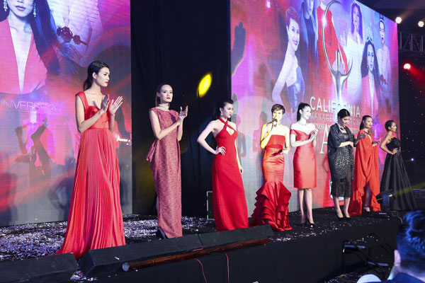 Diễm Hương thân thiết bên Hoa hậu Hoàn vũ Riyo Mori tại Hà Nội 14