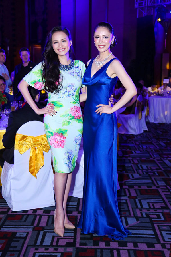 Diễm Hương thân thiết bên Hoa hậu Hoàn vũ Riyo Mori tại Hà Nội 1