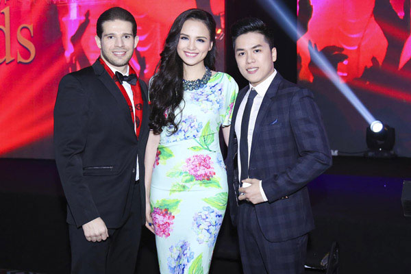 Diễm Hương thân thiết bên Hoa hậu Hoàn vũ Riyo Mori tại Hà Nội 7