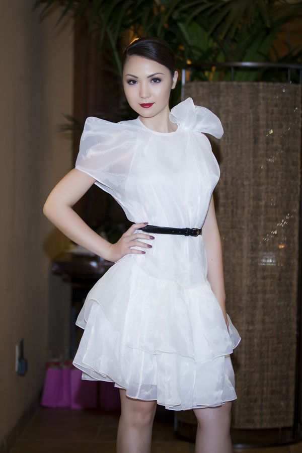 Hoa hậu Jennifer Chung làm vedette cho nhà thiết kế Lê Thanh Hoà 9
