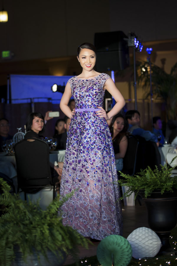 Hoa hậu Jennifer Chung làm vedette cho nhà thiết kế Lê Thanh Hoà 11